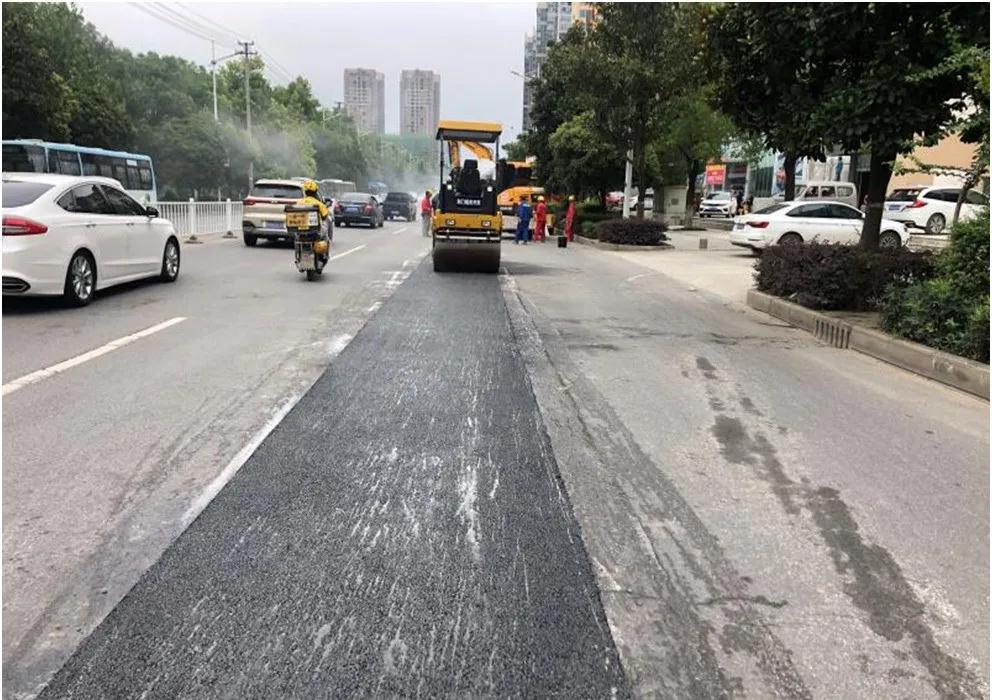 我市集中维修中心城区道路“问题”设施