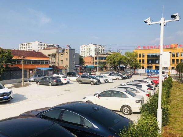 杨湾路一荒地变身停车场
