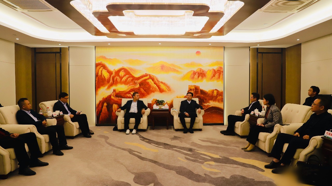 携手做大做强家居产业！郑中华与绿色家居产业发展峰会嘉宾座谈