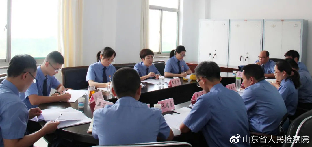 滨州市检察院民事检察部门召开案件讨论会。
