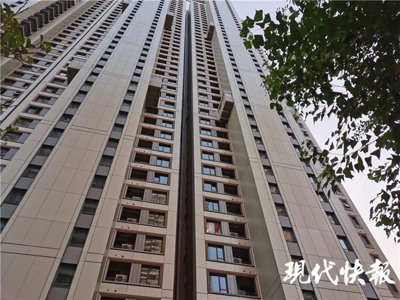 800万精装房突然被拆成“毛坯房”，装修队：我走错门了
