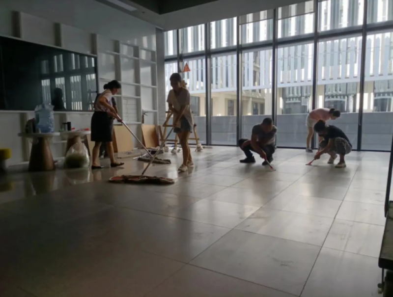 顶高温  战酷暑··市民中心规划馆开荒保洁焕然一新