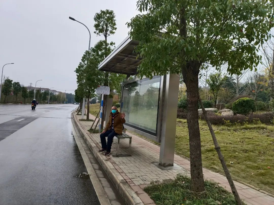 听说居民候车不方便，这家包联单位立即行动