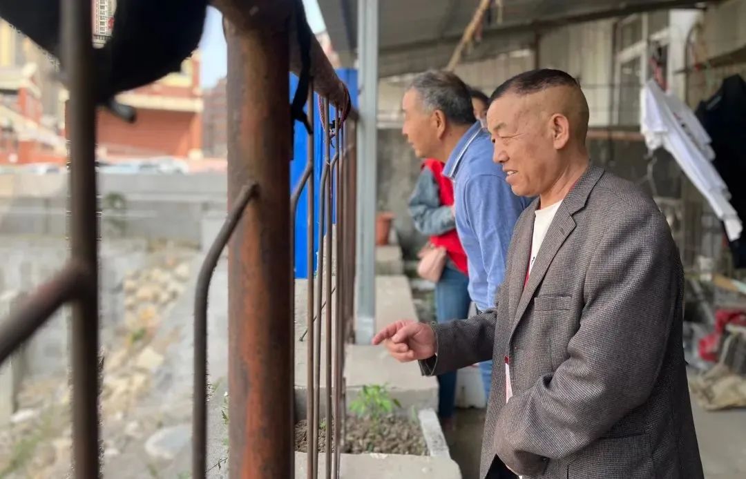 【美好环境和幸福生活共同缔造】望兵石社区居民监督老旧小区改造