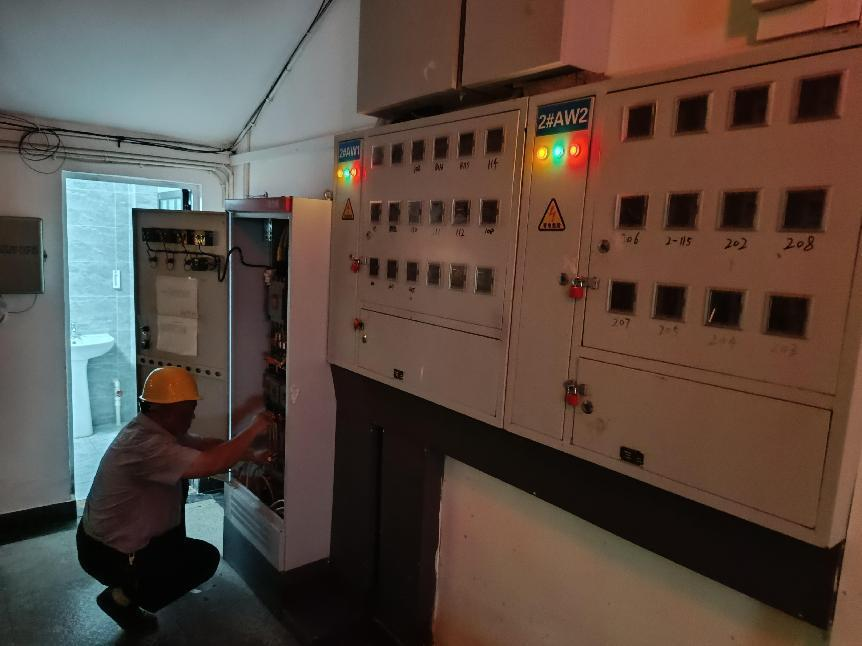 金盛物业深夜排解水管爆裂“烦心事”