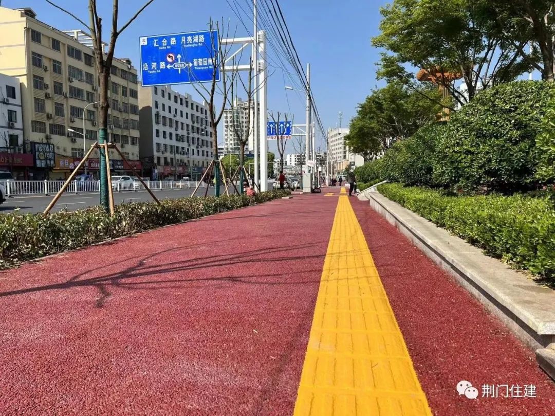 盲人市民体验白云大道热熔盲道 ：“脚感很明显，走路不担心”
