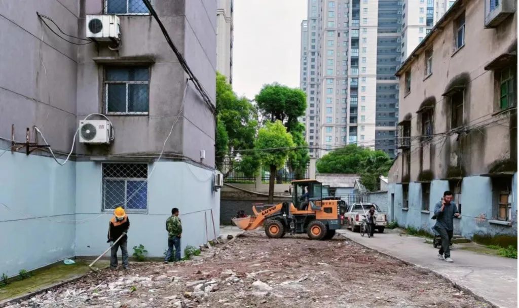 【美好环境和幸福生活共同缔造】居民议事治顽疾 废弃花坛变纳凉区
