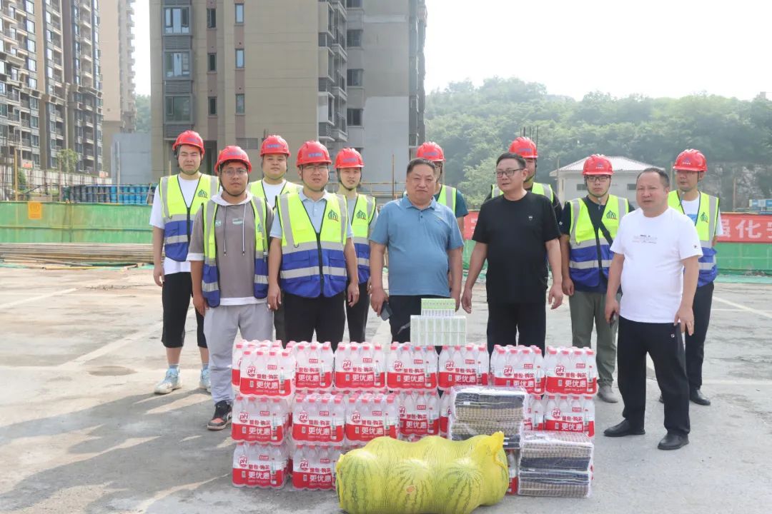 市城市公园管理处“夏送清凉” 走进中房·云湖上苑二期项目