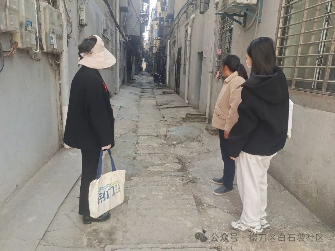 白石坡社区：助力疏通下水道，解决居民堵心事