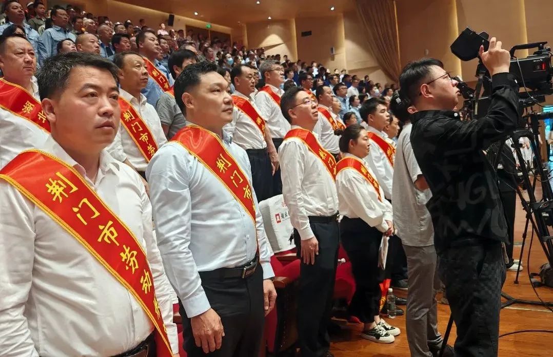 楚天城祝贺云帆物业总经理获授“荆门市劳动模范”称号