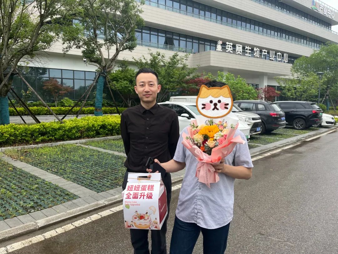 创鸿·江与山｜5月业主生日季··鲜花蛋糕派送，业主的微笑是对我们的最大认可！